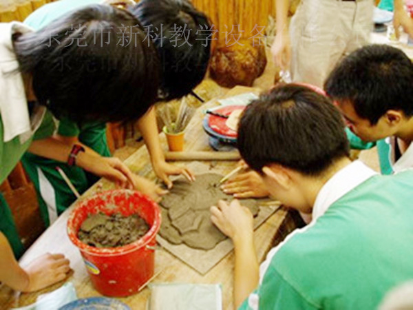 <a href='http://www.wj8vip.cn/chanpin/55-1.html' target='1' style='font-size:18px; font-weight:bold; color:#000000;'>陶藝功能室</a>2
